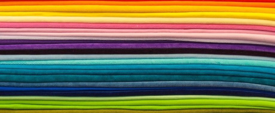Colori e tendenze moda 2023 per l'estate: i consigli per le aziende