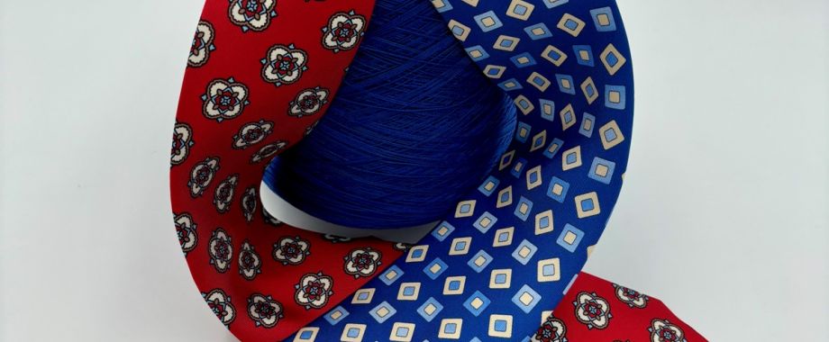 Cravatta rossa con disegno a fiori e cravatta blu con greche quadrate