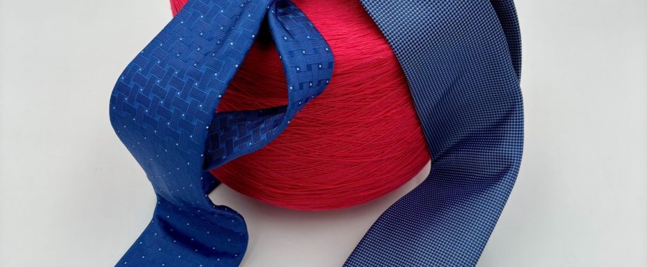 Cravatta blu con disegno a quadratini e cravatta blu con disegno come intreccio a maglia