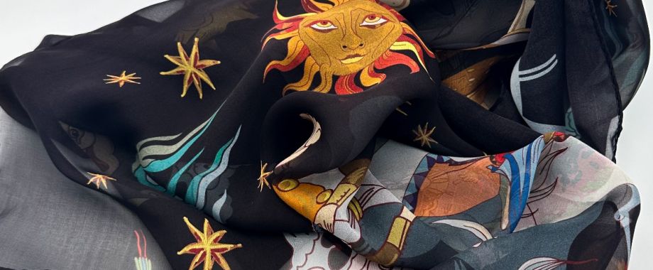 Sciarpa nera trasparente con disegni di astrologia