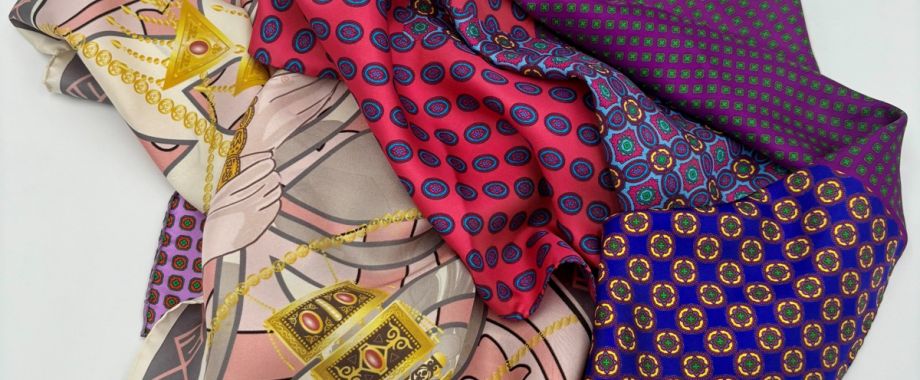 Foulard rosa e beige con disegni di gioielli e foulard multicolore rosso, viola e blu