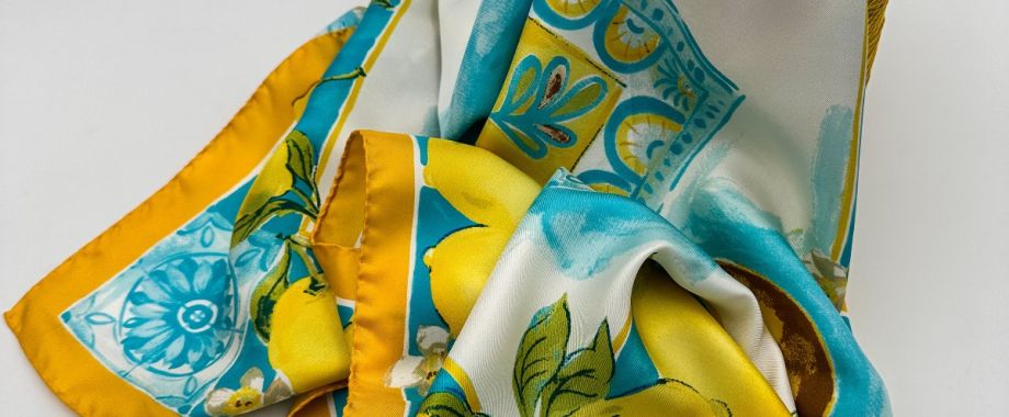 Foulard giallo, azzurro e panna con disegni di limoni