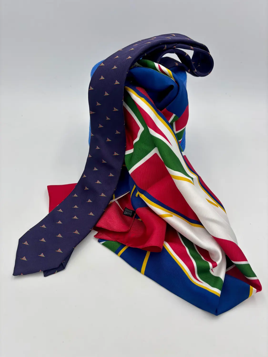 Cravate bleue et foulard multicolore