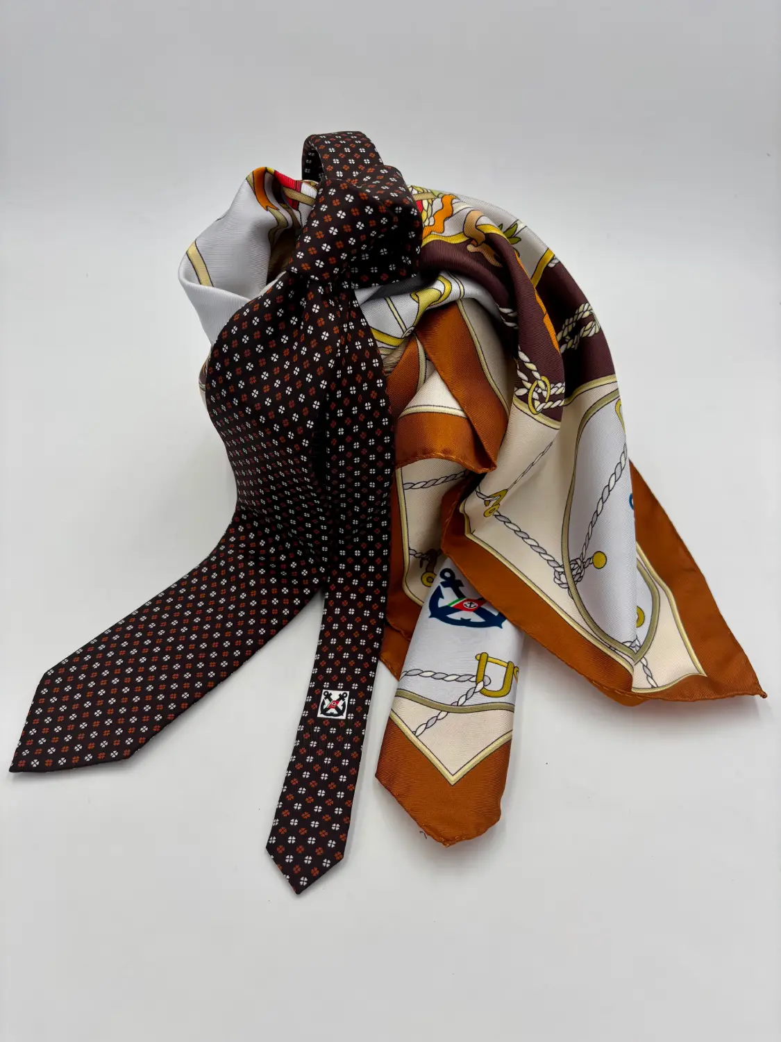 Cravate marron à losanges et foulard marin