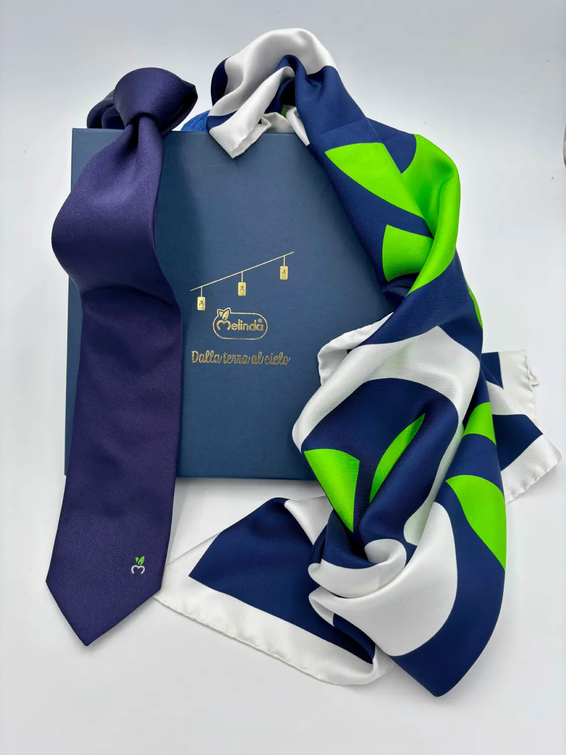 Cravate unie et foulard vert de Melinda