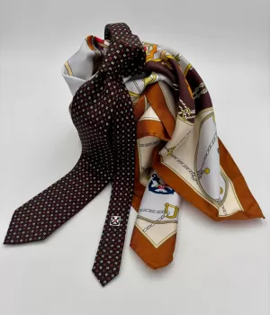 Cravatta marrone con rombi e  foulard marinaresco