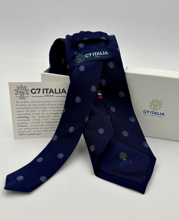 Cravatta personalizzata per il G7 Italia con logo e simbolo albero