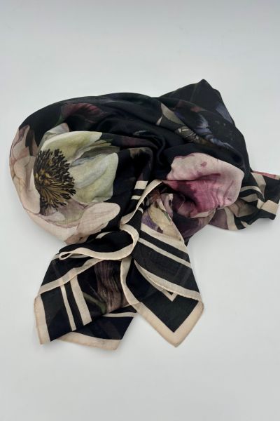 Sciarpa nera e beige con fiori ad acquerello