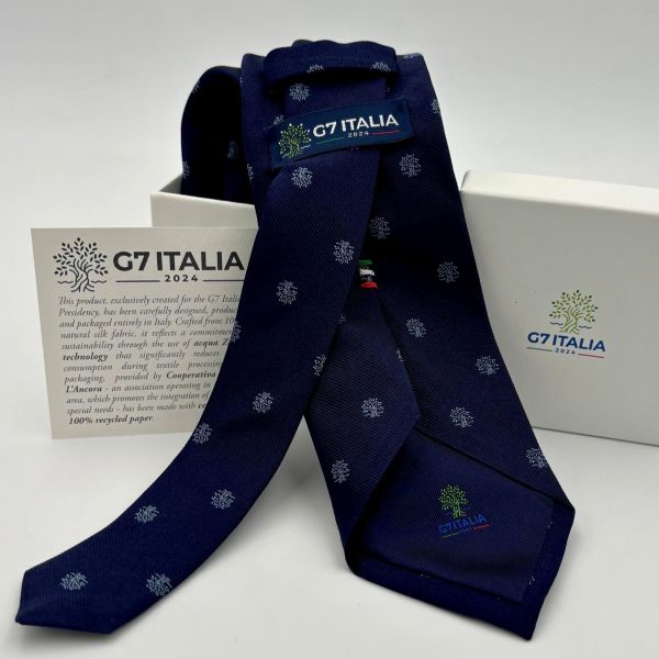 Cravatta personalizzata per il G7 Italia con logo e simbolo albero
