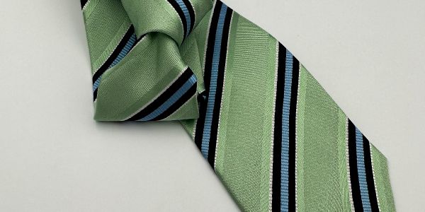 Cravatta verde, azzurra e nera a righe diagonali