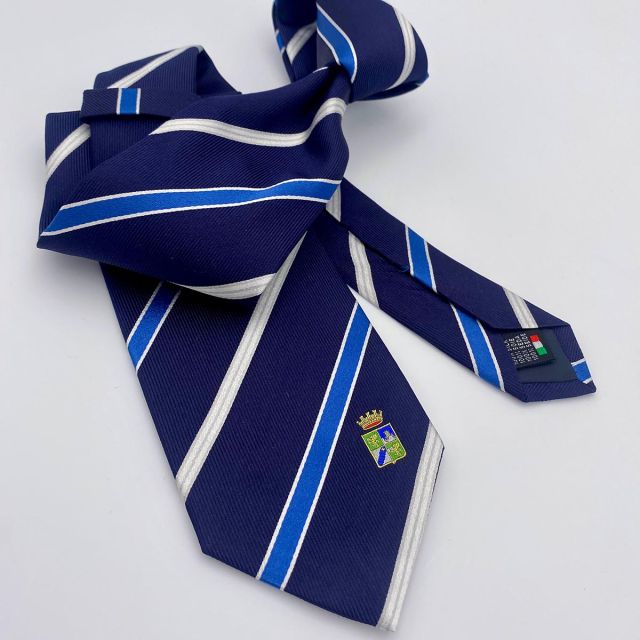 Cravatta blu a righe diagonali con stemma