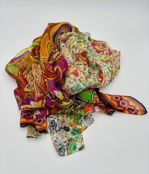 Sciarpa multicolore arancio, rosso e fucsia e sciarpa beige con fiori rossi