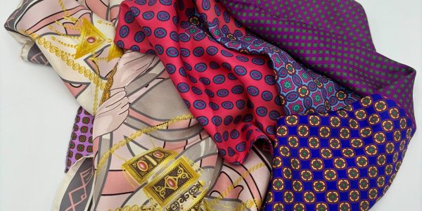 Foulard rosa e beige con disegni di gioielli e foulard multicolore rosso, viola e blu