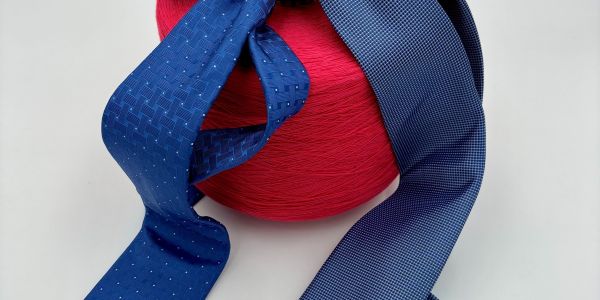 Cravatta blu con disegno a quadratini e cravatta blu con disegno come intreccio a maglia