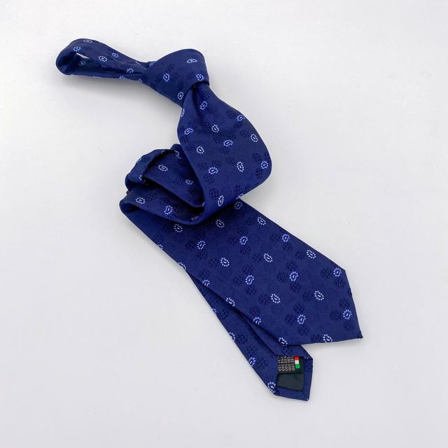 Cravatta blu con disegno
