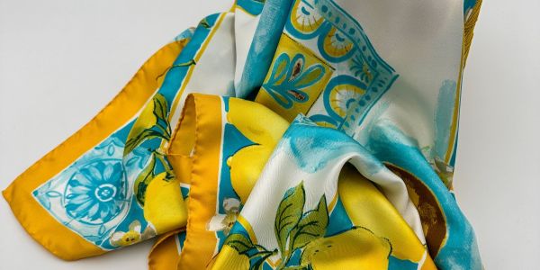Foulard giallo, azzurro e panna con disegni di limoni