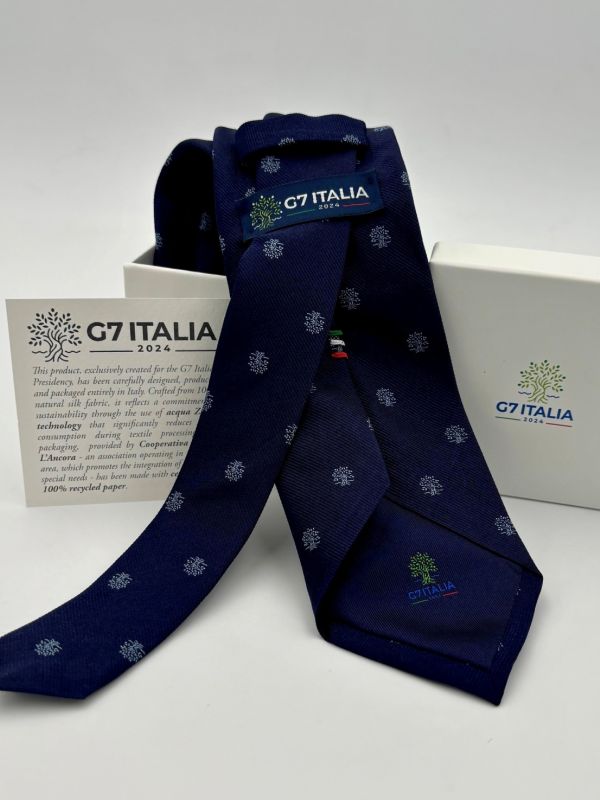 Cravatta personalizzata per il G7 Italia con logo e simbolo albero