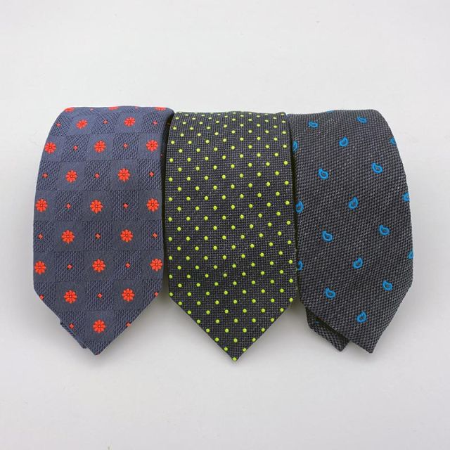 Trio di cravatte scure