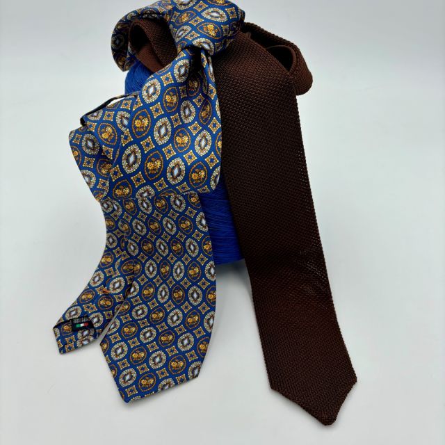 Cravatta blu e cravatta marrone