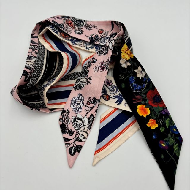 Twilly rose à fleurs, twilly beige à rayures bleues et twilly noir à fleurs